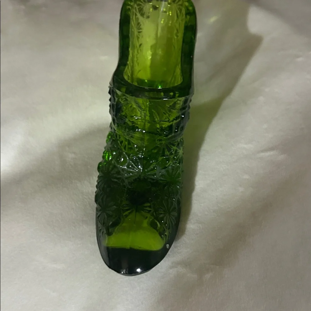 Fenton Art Glass shoe in green Daisy & Button pattern - Picture 6 of 8